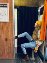 Lade das Bild in den Galerie-Viewer, ÄKKI SÄKKI BEANIE - LAKKI MUSTARD