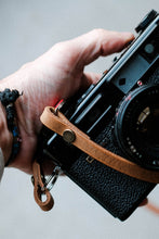 Load image into Gallery viewer, Kameragurt extra schmal mit Niete / RETRO