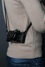 Load image into Gallery viewer, Kameragurt Leder extra schmal - Edition THIN
